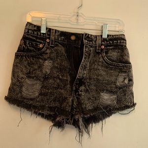 Black high waisted distressed Levi shorts!